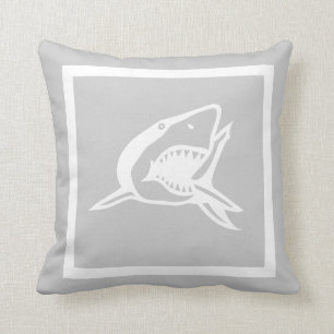 tiburón blanco en la almohada gris