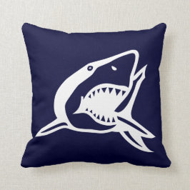 tiburón blanco sobre almohada azul marino