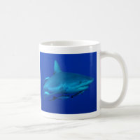 Tiburón del filón en la taza de café de la gran