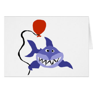 Tiburón divertido que sostiene el globo rojo