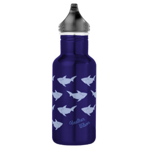 Tiburones cutan botellas de agua para niños con no