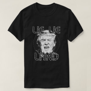 Tierra de mentiras contra la camiseta de Trump