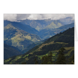 Tierras agrícolas y pueblo en el Himalaya