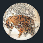Tiger y su imán de cubo<br><div class="desc">Añade algo de personalidad a tu frigorífico con uno de nuestros diseños. ¡Perfecto para todo amante de los gatos!</div>