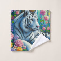 Tigre blanco en un bosque con flores color rosa Ve