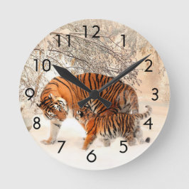 Tigre con el tigre Cub en reloj de la nieve
