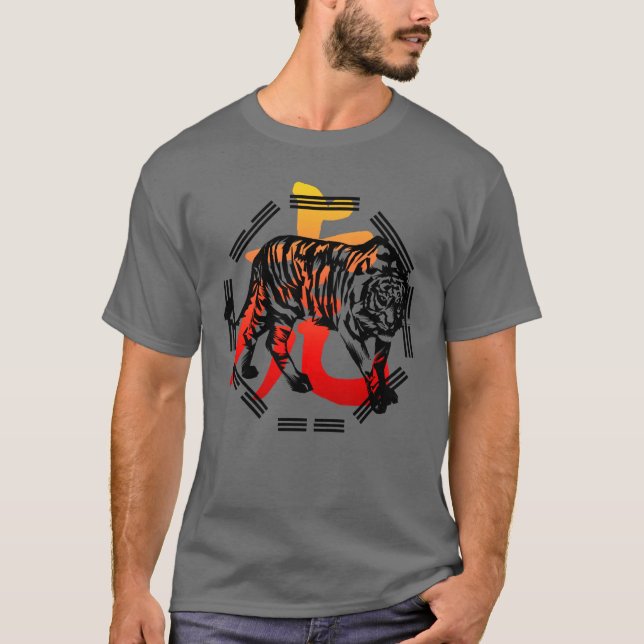 Tigre de Kung Fu y camisa del símbolo (Anverso)