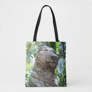 Tigre de piedra en una bolsa de algodón
