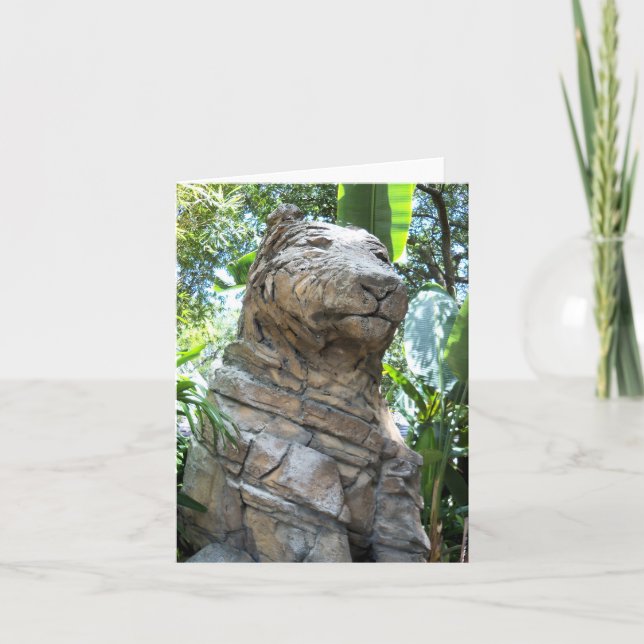 Tigre de piedra en una tarjeta de nota en blanco (Anverso)