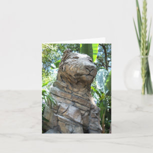 Tigre de piedra en una tarjeta de nota en blanco
