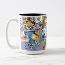 Tigre sosteniendo la gran taza de café de dos tono