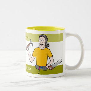 Tipo con una taza del martillo