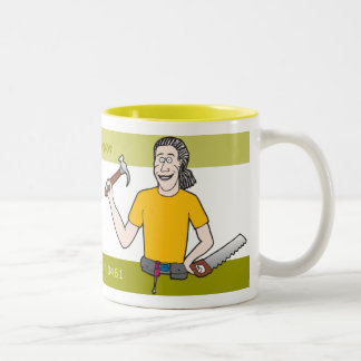 Tipo con una taza del martillo