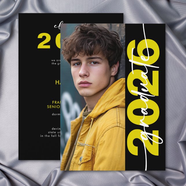 Tipografía Amarilla Moderna y Negrita para Anuncio (Modern Bold Yellow Typography Grad Announcement)