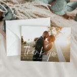 tipografía blanca foto boda tarjeta de agradecimie<br><div class="desc">Una tarjeta boda de doble cara con una maravillosa imagen de las recién casadas. Agrega un mensaje personal de agradecimiento y tu propia foto de boda.</div>