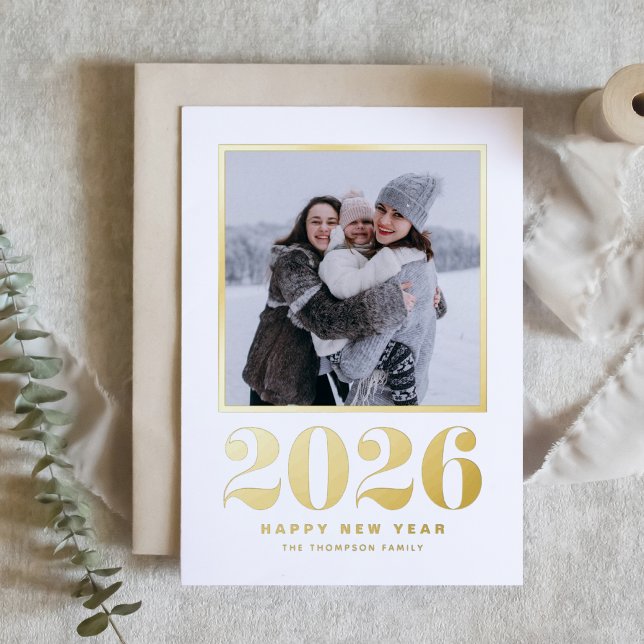 Tipografía de 2025 - Fotografía de Año Nuevo Feliz (Welcome 2026 with this gold foil New Year photo card featuring retro bold typography.)