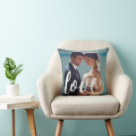 Tipografía de amor con almohada fotográfica<br><div class="desc">Amar la tipografía en blanco con foto de almohada.</div>