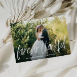 tipografía de pincel rústico tarjeta de foto boda<br><div class="desc">diseño de escritura rústica de escritura con un hermoso foto de novia y novio. Puede personalizar el mensaje en la parte posterior y las imágenes.</div>