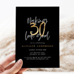 Tipografía moderna de 30 años de color negro y oro<br><div class="desc">Moderna tipografía de 30 años efecto negro y oro invitación de cumpleaños. Diseño monocromo de texto de escritura moderna. Parte de una colección.</div>