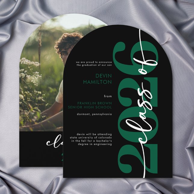 Tipografía Verde Moderna Anuncio de Graduación de  (Modern Green Typography Arch Grad Announcement)