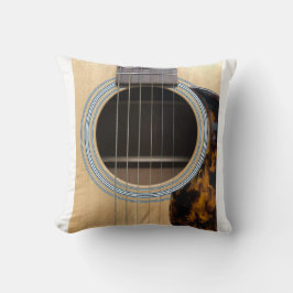 Tirar almohada con un agujero de sonido de guitarr