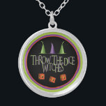 Tirar el collar de los dados WItches<br><div class="desc">Diversión Tira el collar de las brujas de los dados es perfecto para un regalo o premio.  Se presentan tres gorras de brujas y tres dados personalizados con brujas voladoras.  Perfecto para Las Vegas,  Casino's Casino Night,  Craps,  Bunco y más.  Diversión para eventos temáticos de Halloween.</div>