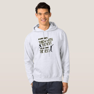 Tiro lanzamiento de peso con la sudadera con