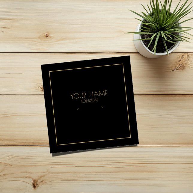 Titular del auricular negro con borde dorado (Square black earring display card with thin gold border and text)