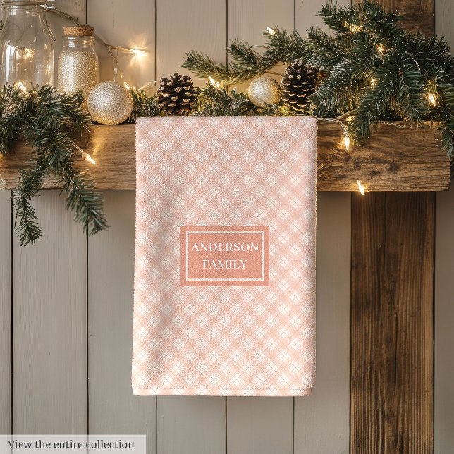 Toalla Chic Coral Personalizada con Diseño de Cuad (Personalized Trendy Towel Chic Coral Plaid Design)