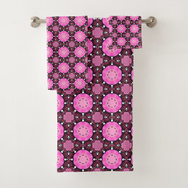 Toalla con vibrante patrón geométrico rosa y púrpu