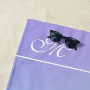 Toalla de baño de color oscuro, rosa y azul