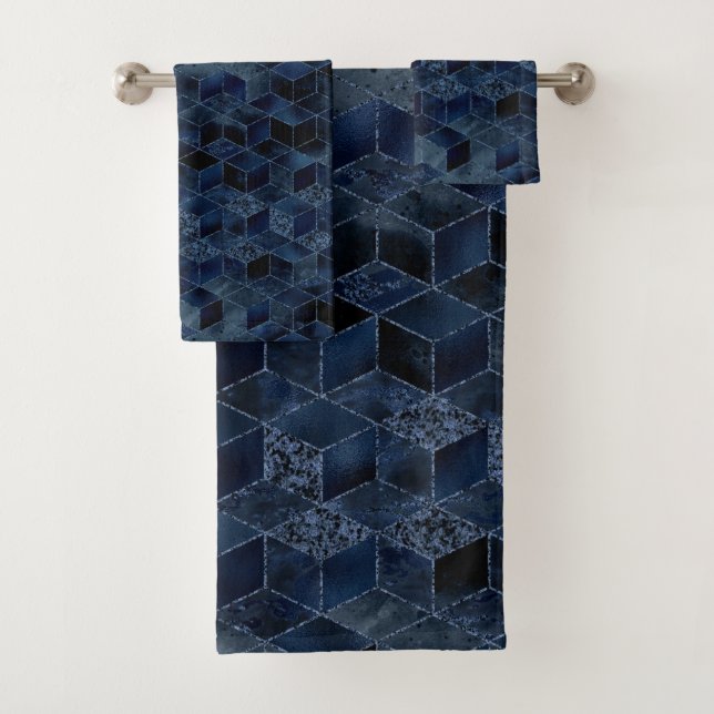 TOALLA DE BAÑO DE DISEÑO LUXE BLUE GEOMETRIC BLOCK (In situ)
