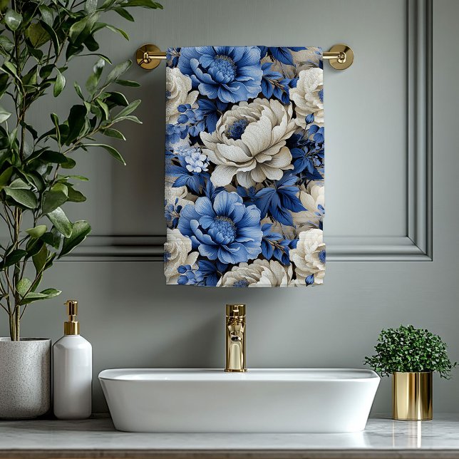 Toalla de baño de flores azul y marfil opulentas (Opulent Blue and Ivory Flowers Bath Towel)