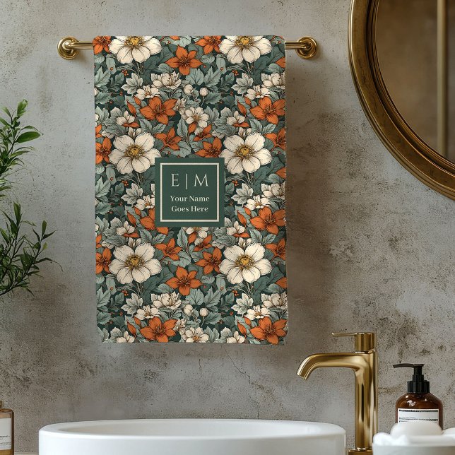 Toalla de baño de flores de otoño acogedoras en ve (Cozy Fall Floral Sage Green Custom Name Bath Towel)