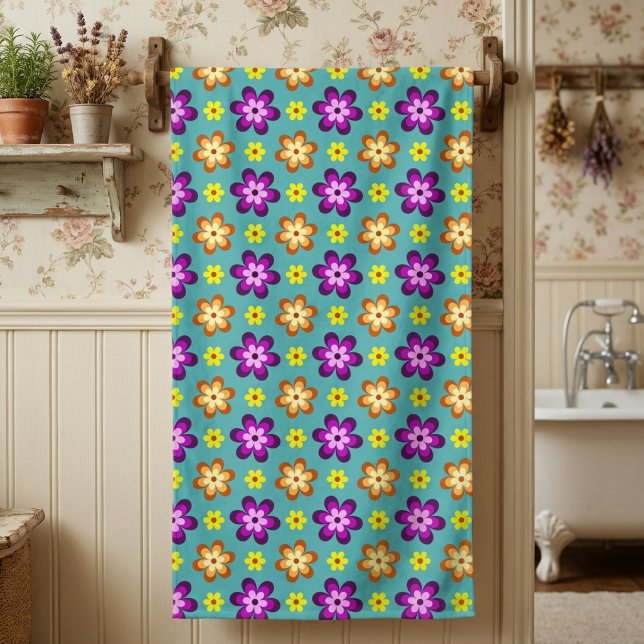 Toalla de baño de flores retro coloridas lindas (Cute Colorful Retro Flowers Bath Towel hanging on towel rack in a cottagecore style bathroom.)