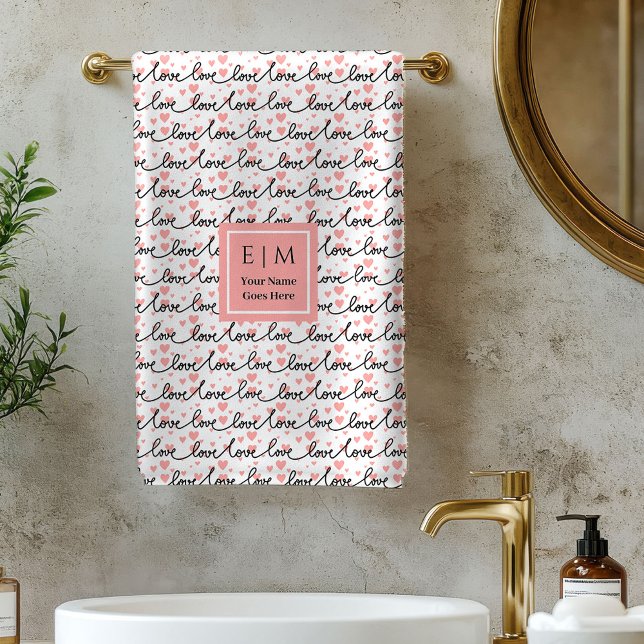 Toalla de baño de texto de amor con nombre persona (Personalized Valentine Bath Towel Pink Black Hearts)