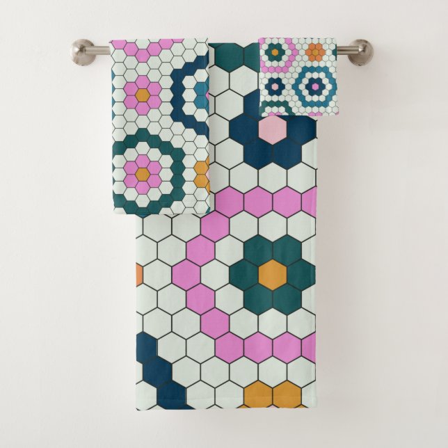 Toalla de baño geométrica hexagonal rosa y turques (In situ)