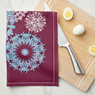 Toalla de cocina con copas de nieve morado floral