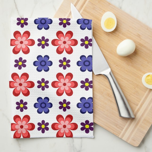 Toalla de cocina con flores azules, moradas y roja (Doblado Cuarto)