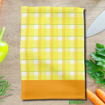Toalla de cocina de borde amarillo y Naranja<br><div class="desc">Un patrón retro de rayas amarillas de gingham marcadas con un toque de naranja dorado y un hilo minúsculo de sabios bordes verdes y naranjas oscuros.</div>
