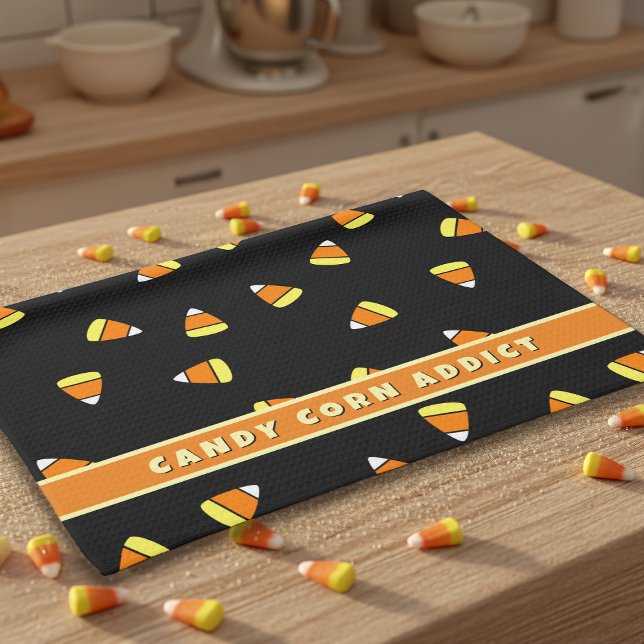 Toalla de cocina de Halloween negra adicta al maíz (Kitchen towel for the candy corn addict in your life. You can change the text to your name!)