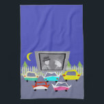 Toalla de cocina de la película del autocinema de<br><div class="desc">¡Pase las palomitas! Esta toalla de cocina de la película del autocinema de la pequeña ciudad le transportará a un rato más simple, cuando el gas era barato, rock-and-roll era joven, y las estrellas de cine de la época dorada de Hollywood brillaron más brillante que el cielo nocturno. Las características...</div>