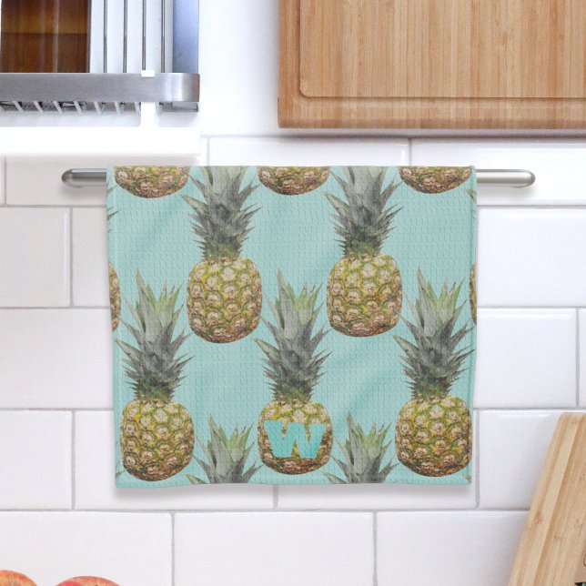 Toalla de cocina en monograma de piña tropical (Because who doesn't love pineapples 🍍🍍 Queens of the kitchen! Just add your initial to this!)