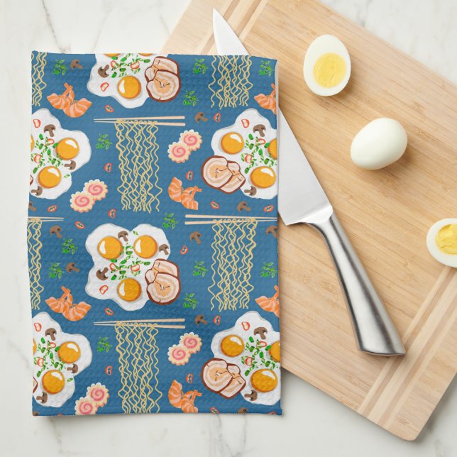 Toalla de cocina juguetona con fideos y huevos fri (Doblado Cuarto)