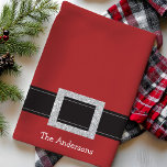 Toalla de cocina navideña personalizada de Santa B<br><div class="desc">Toalla de cocina de vacaciones personalizada de Santa Belt. Cuidada toalla de cocina de Navidades rojos festivos con hebilla de Santa Claus de plata. Personalice este diseño con su propio nombre familiar o texto personalizado.</div>