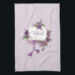 Toalla de cocina personalizada de Lilacs de época<br><div class="desc">Los rociadores de lilas románticas rodean un blanco central con cuerdas violetas y borlos sobre un suave fondo de damasco de lavanda pastel.</div>