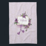 Toalla de cocina personalizada de Lilacs de época<br><div class="desc">Los rociadores de lilas románticas rodean un blanco central con cuerdas violetas y borlos sobre un suave fondo de damasco de lavanda pastel.</div>