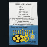 Toalla de cocina "Receta Hanukkah Frying Latkes"<br><div class="desc">Toalla de cocina "Hanukkkah Frying Latkes Receta Dish Toalla" Personaliza añadiendo tu propio texto. Simplemente elimine mi texto y reemplácelo por el suyo utilizando su estilo de fuente, color y tamaño favoritos. Gracias por pasarse y ir de compras. ¡Muy apreciado! ¡Feliz Chanukah/Hanukkah!Estilo: Cocina Toalla de 16" x 24"Aclarar cualquier cocina...</div>