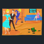 Toalla de cocina retra del cóctel del dibujo<br><div class="desc">¡Esta toalla de cocina retra del cóctel del dibujo animado no tiene un hueso introverted en su cuerpo! Las características del diseño moderno de los mediados de siglo un dibujo vibrante del dibujo animado de una sala de estar y de un cóctel animado. Hay pares atractivos en la sala de...</div>