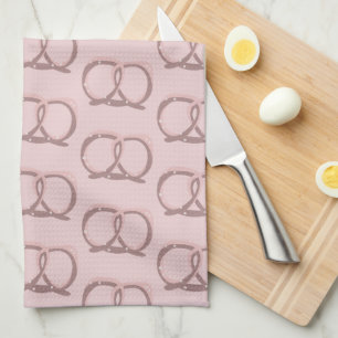 Toalla de cocina rosa con patrón de giro de pretze